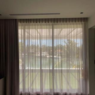 Customized Ripplefold Double drapery for a beautiful girl’s room. Sheer fabrics that do not let you miss the amazing view 🤩 By @shadetec_official